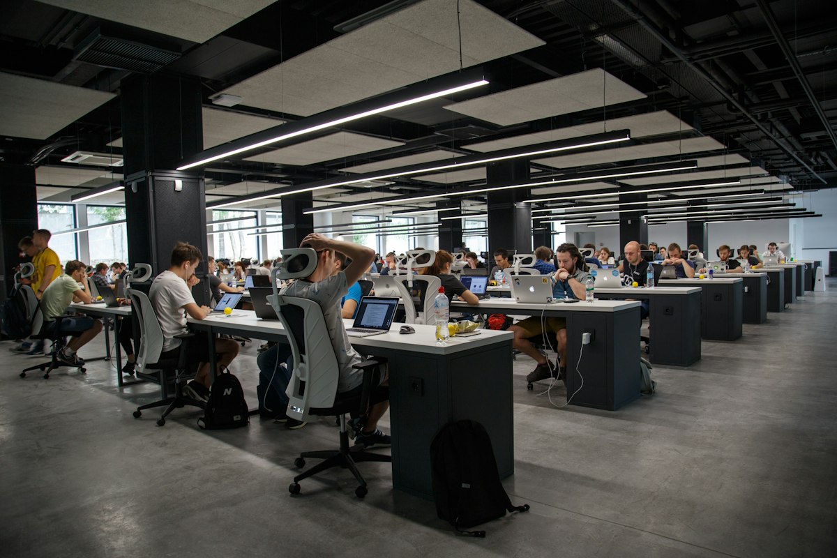 Grand espace de travail avec des développeurs